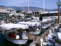 Die Restaurantschiffe Vagrant im Hafen von Funchal